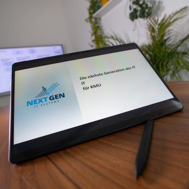 Tablet auf einem Tisch zeigt "NextGen" und Planungstext auf einem hellen Hintergrund.